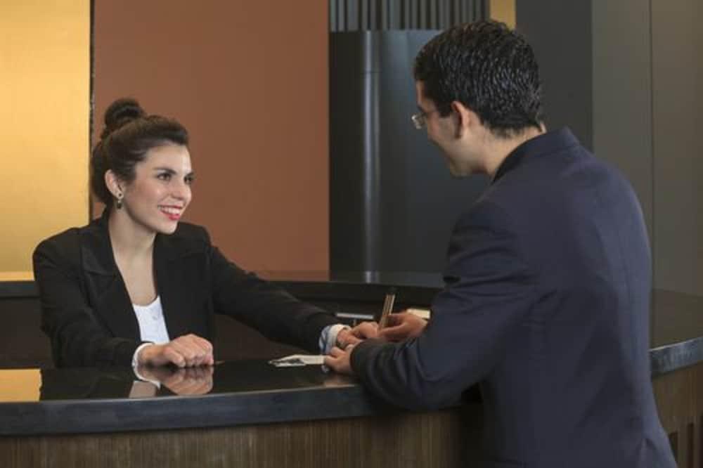 Hotel Courtyard By Marriott Airport Santiago