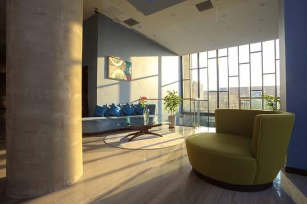 Courtyard By Marriott Airport