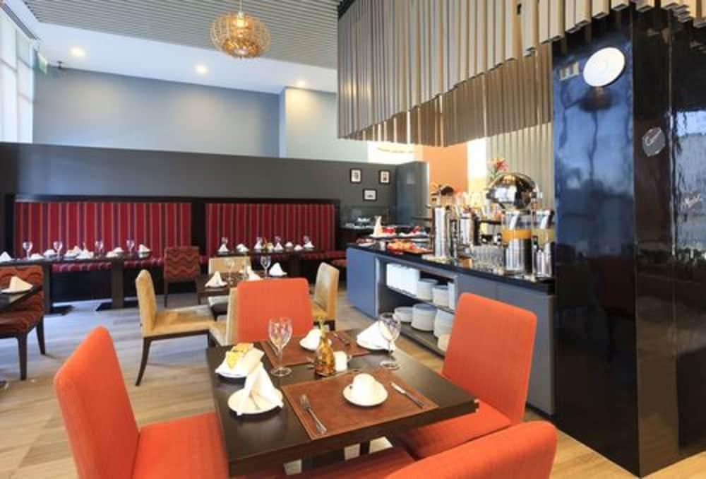 Courtyard By Marriott Airport Hotel