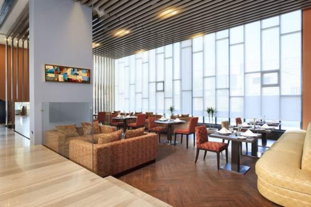 Courtyard By Marriott Airport Hotel