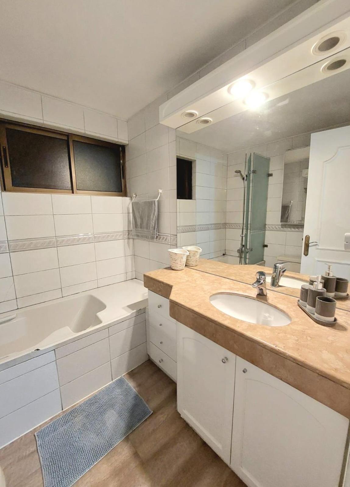 Hermoso Depto En Condes Parque Arauco, 10 Personas Apartamento Santiago de Chile