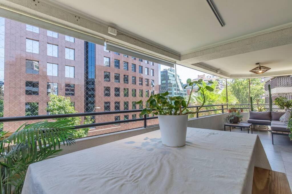 Apartamento Elegancia En El Golf: Metro, Terraza Espaciosa Santiago de Chile