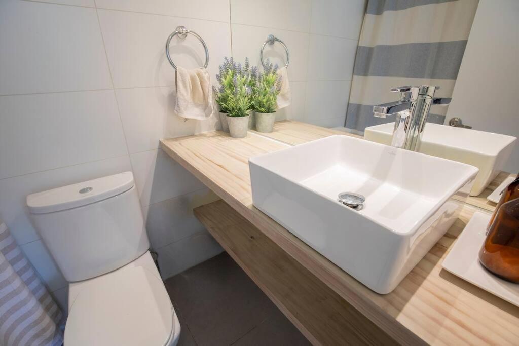 Apartamento Elegancia En El Golf: Metro, Terraza Espaciosa Santiago de Chile