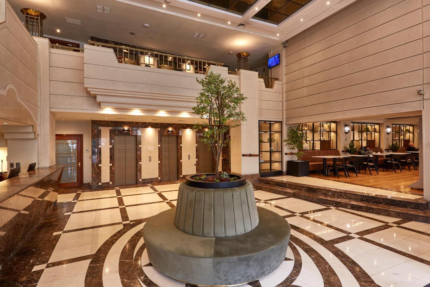 Khách sạn Plaza El Bosque Ebro 5*