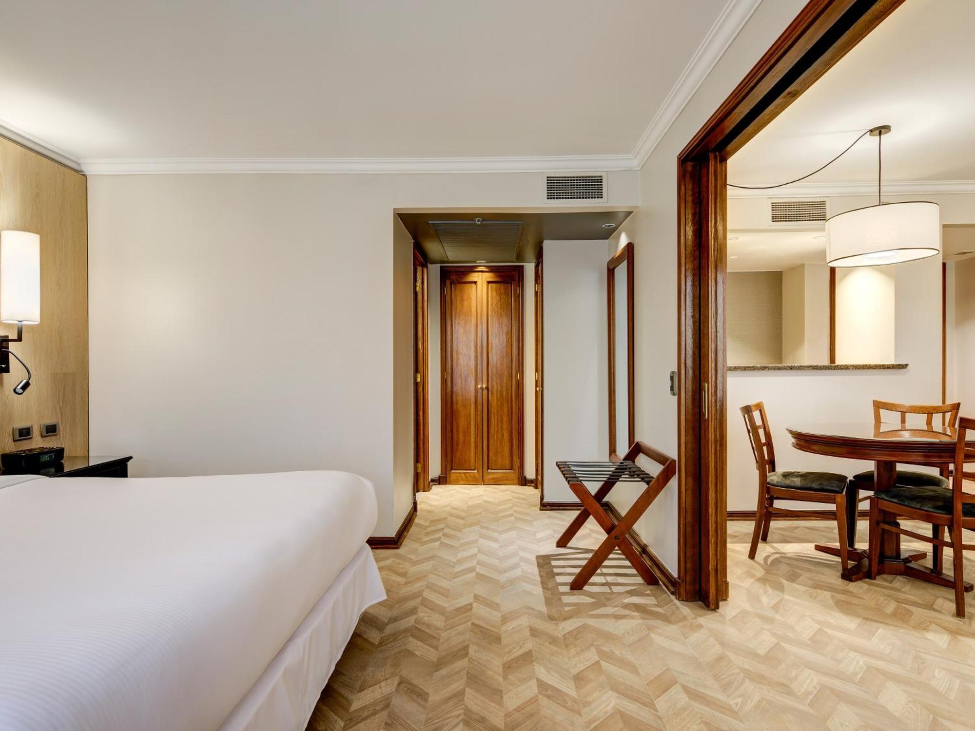 Khách sạn Plaza El Bosque Ebro 5*
