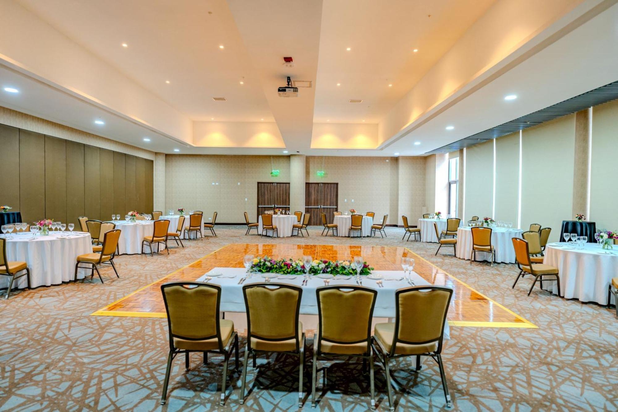 Courtyard By Marriott Airport Hotel Santiago