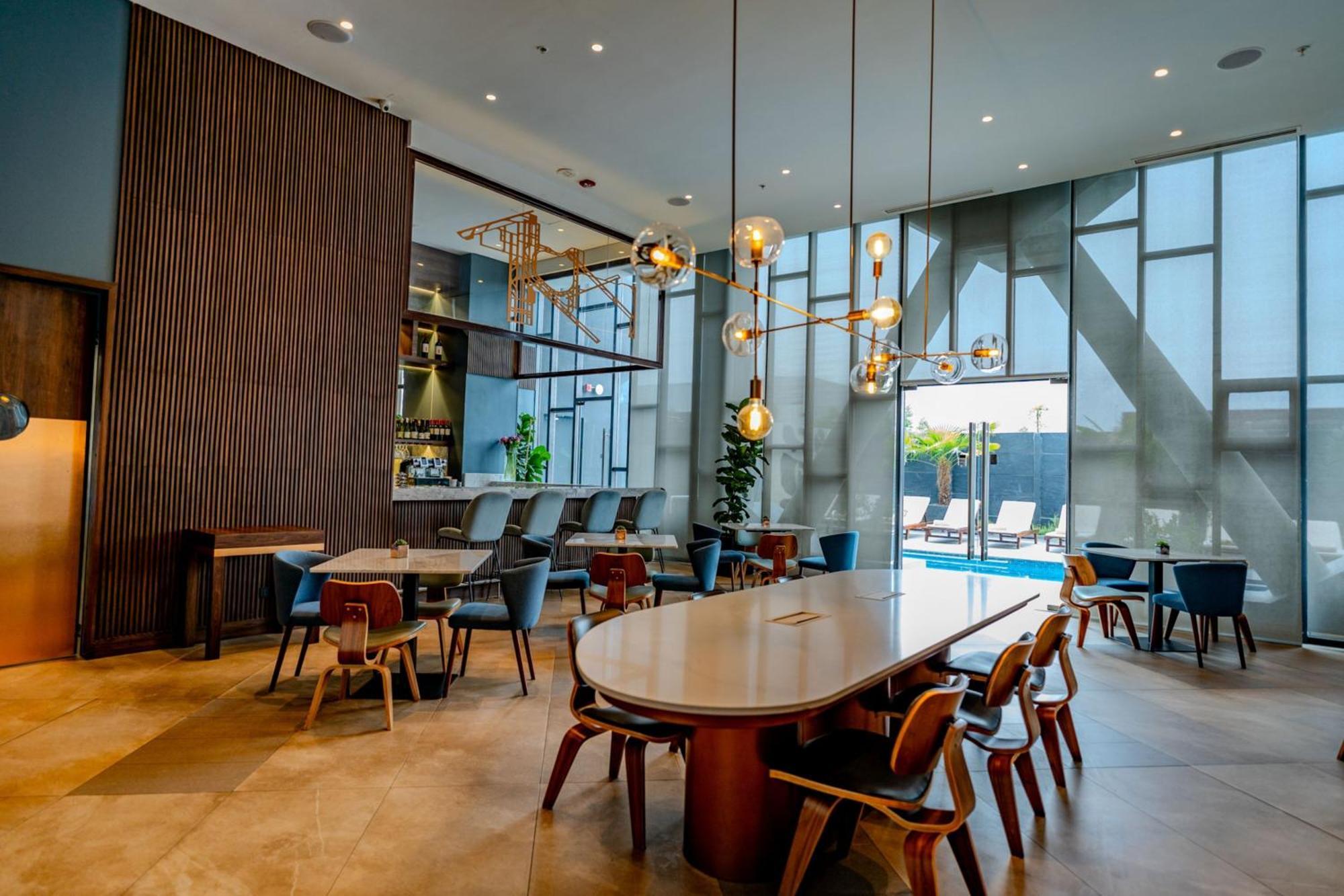 Courtyard By Marriott Airport