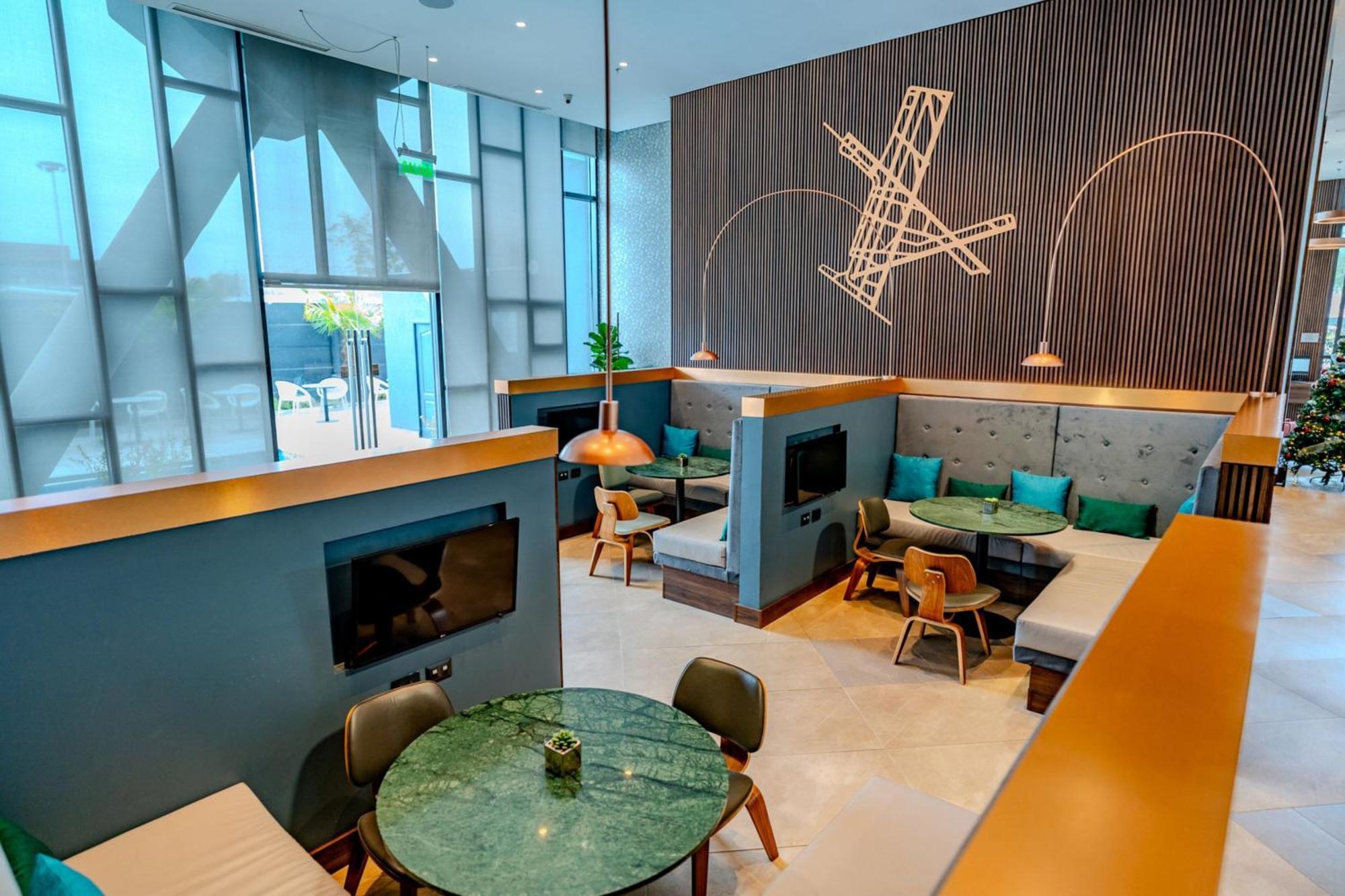 Hotel Courtyard By Marriott Airport
