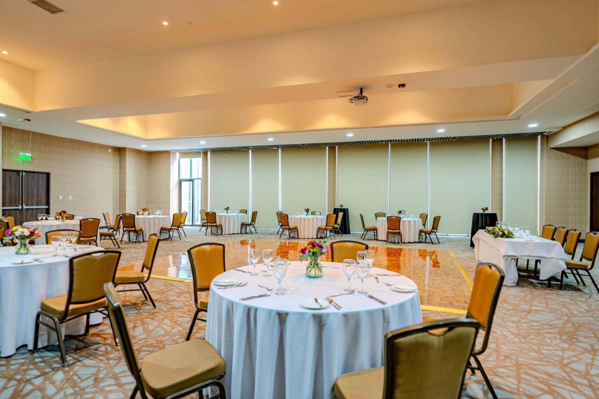Courtyard By Marriott Airport Hotel