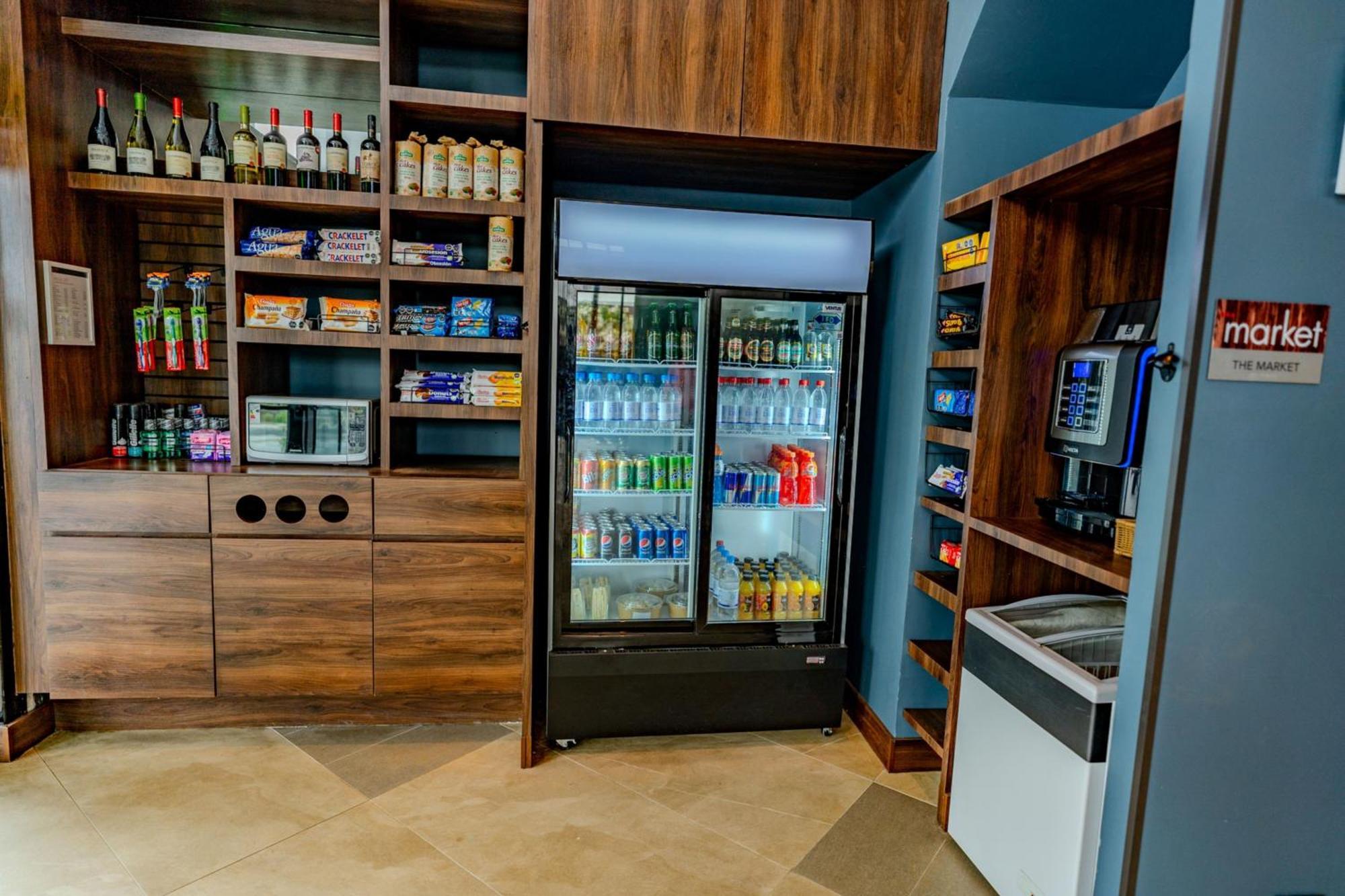 Courtyard By Marriott Airport