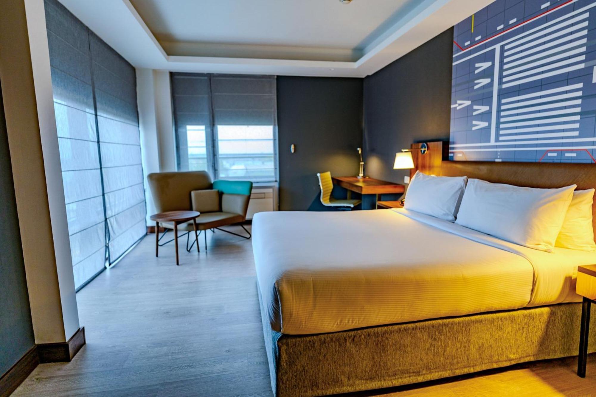 Hotel Courtyard By Marriott Airport