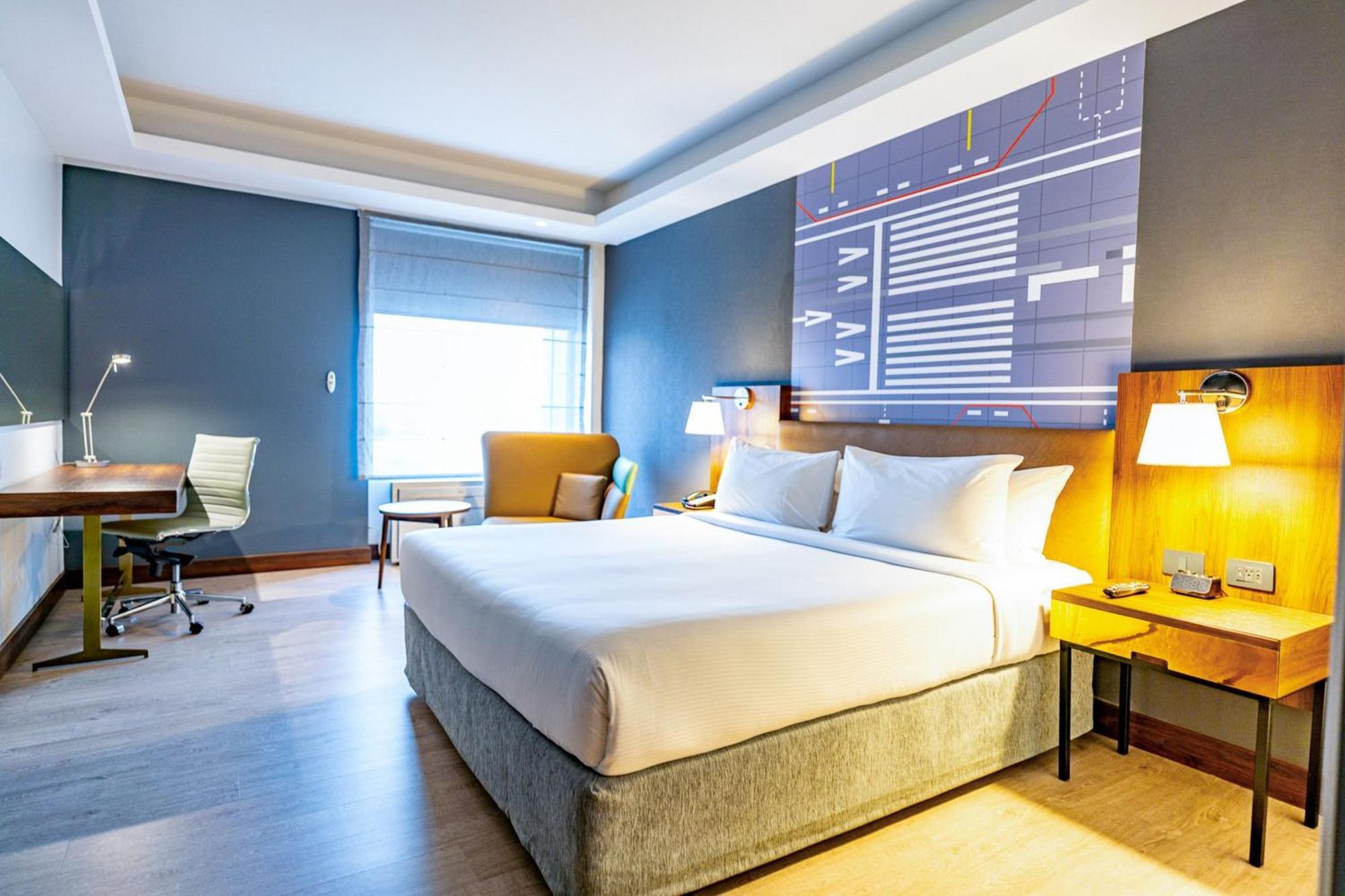 Courtyard By Marriott Airport Hotel