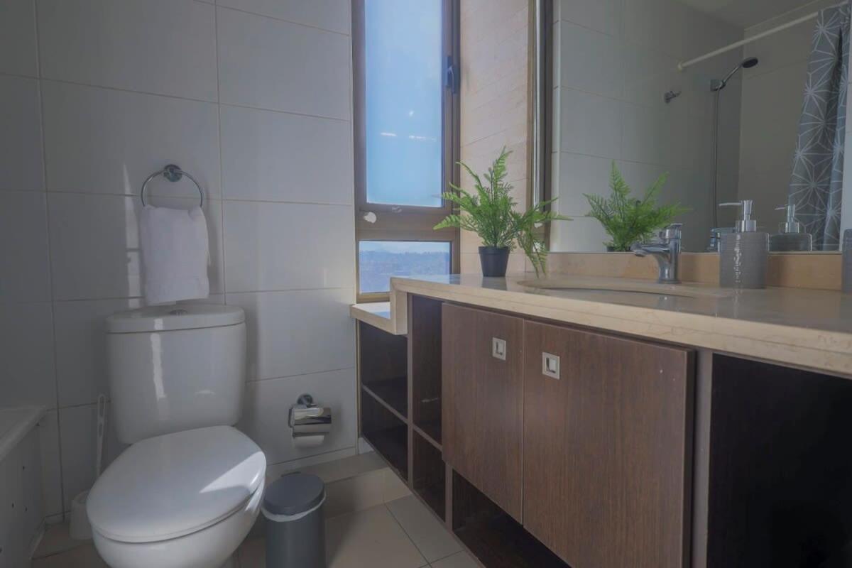 Amplio Alojamiento En Parque Arauco 2d2b Apartamento