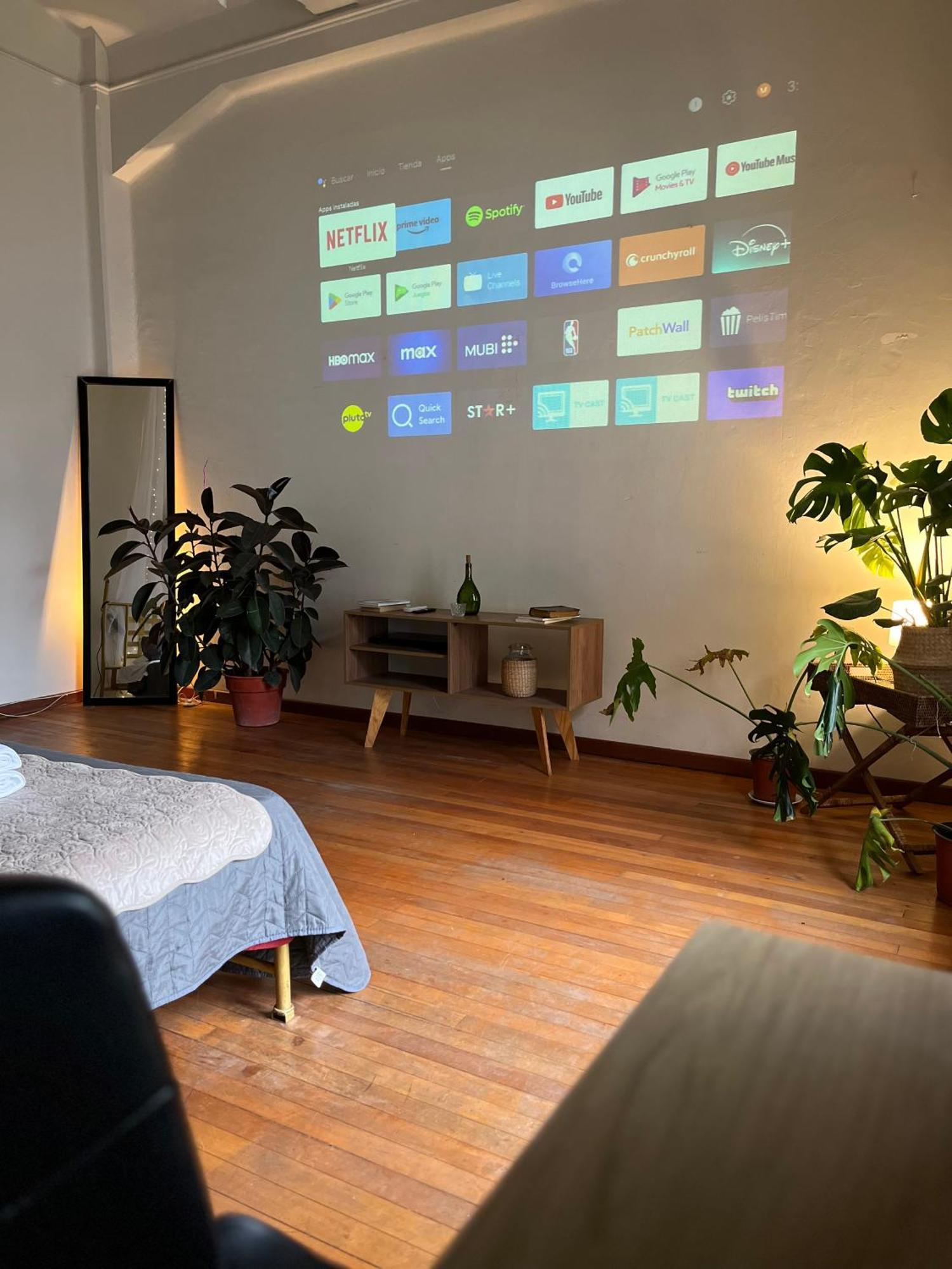 Comodo Estudio Con Proyector De Cine En Centro De Apartamento