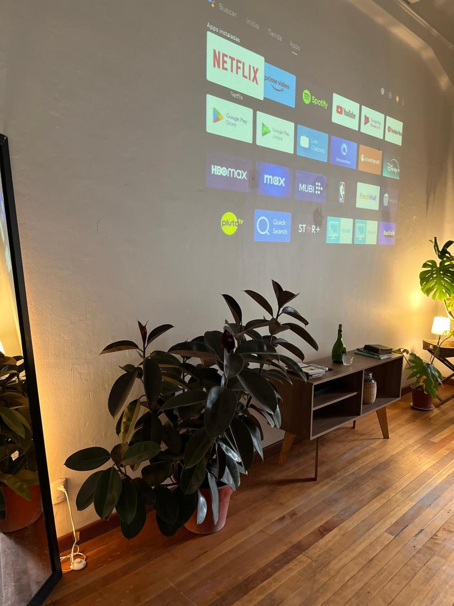 Comodo Estudio Con Proyector De Cine En Centro De Apartment *