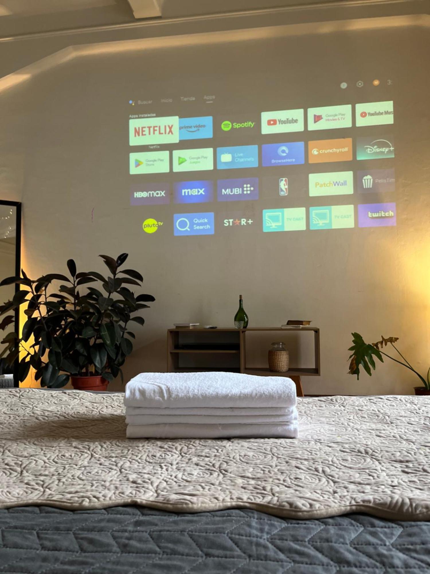 Comodo Estudio Con Proyector De Cine En Centro De Santiago