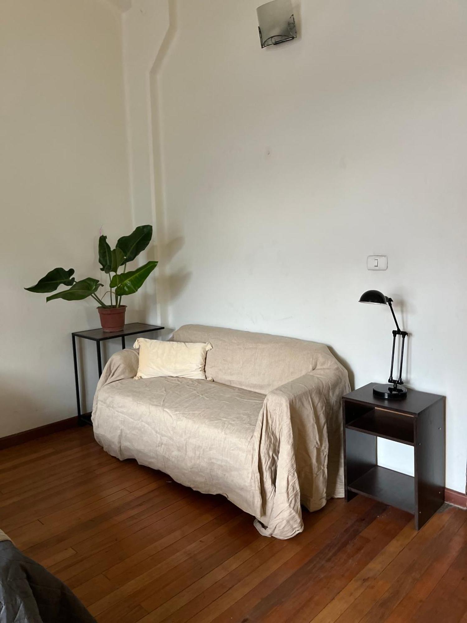 Comodo Estudio Con Proyector De Cine En Centro De Apartment *