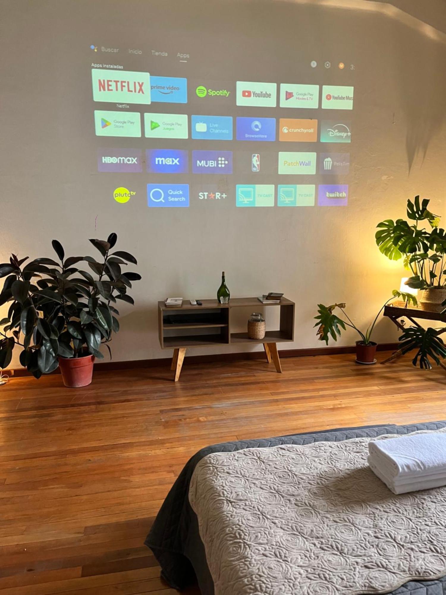 Comodo Estudio Con Proyector De Cine En Centro De Apartamento *