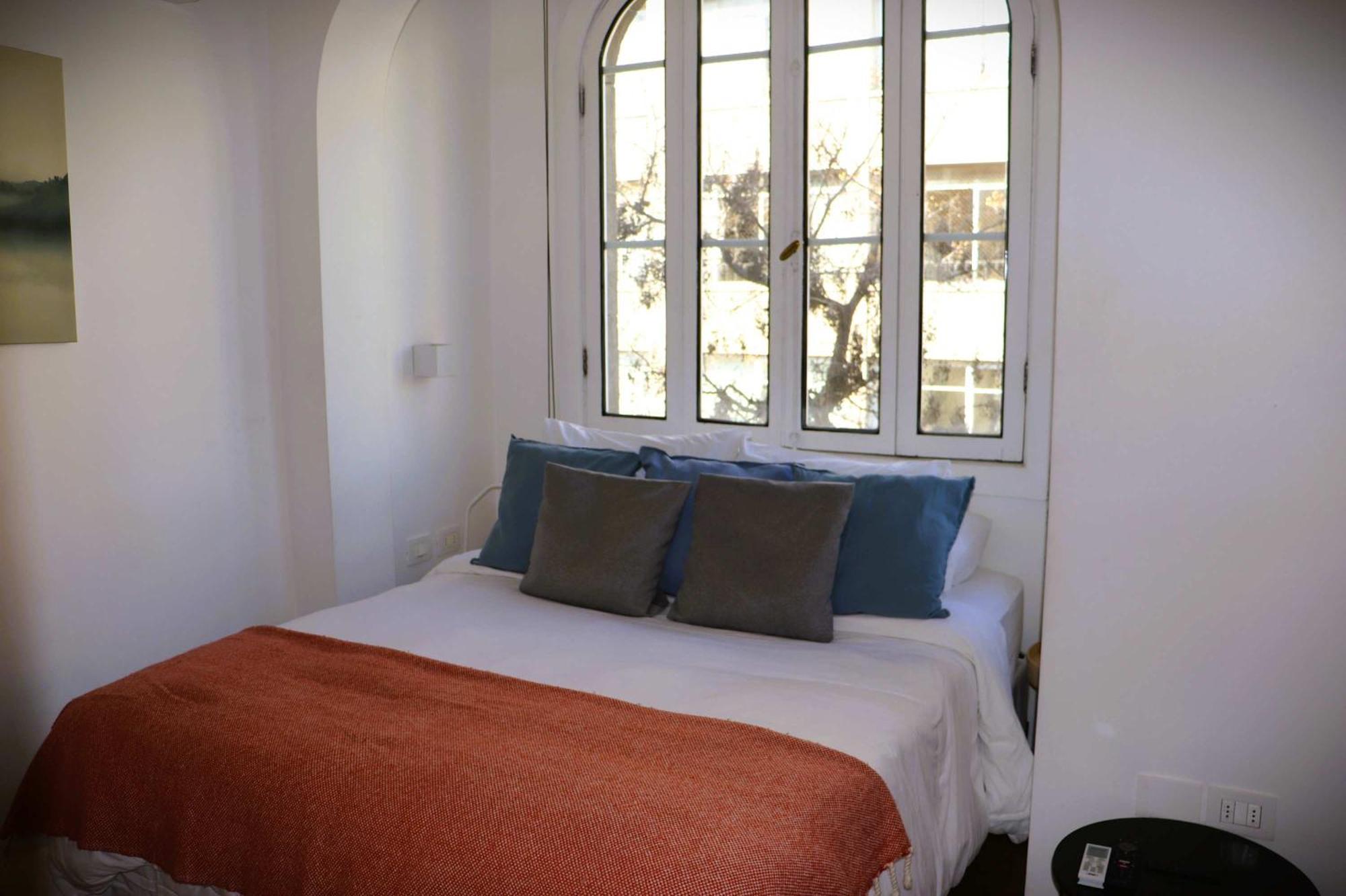 Hom I Centrico En Vibrante Barrio Lastarria Santiago