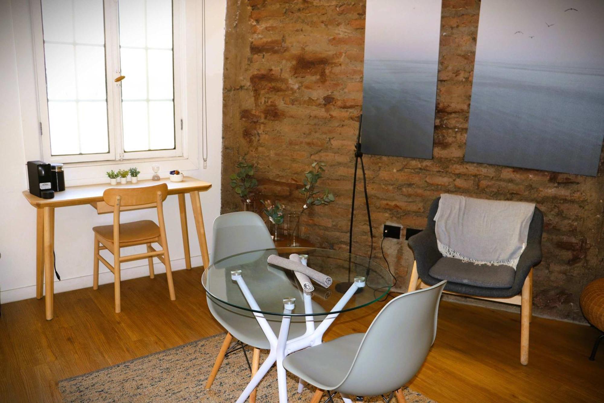 Hom I Centrico En Vibrante Barrio Lastarria