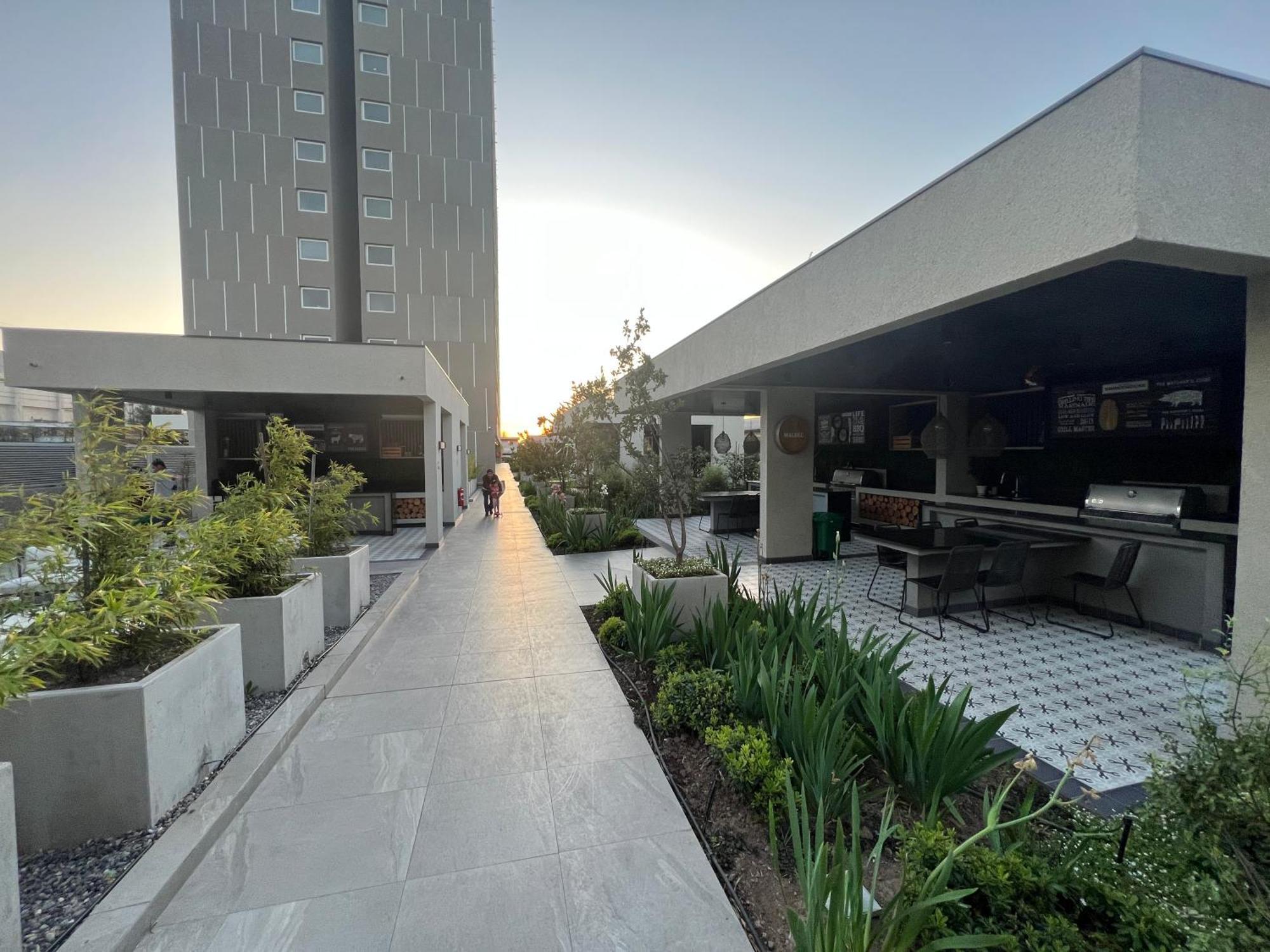 Loica Hosts * Santiago