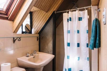 Habitación en casa particular Gran Con Bano Privado Y Vista A La Montana, Cerca De Clinica Alemana
