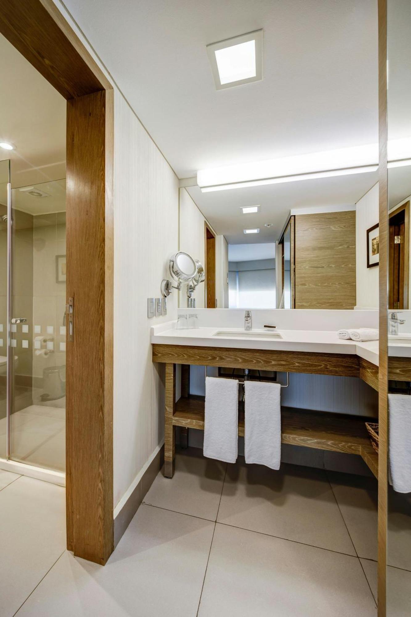 Sheraton & Convention Center Khách sạn 5*