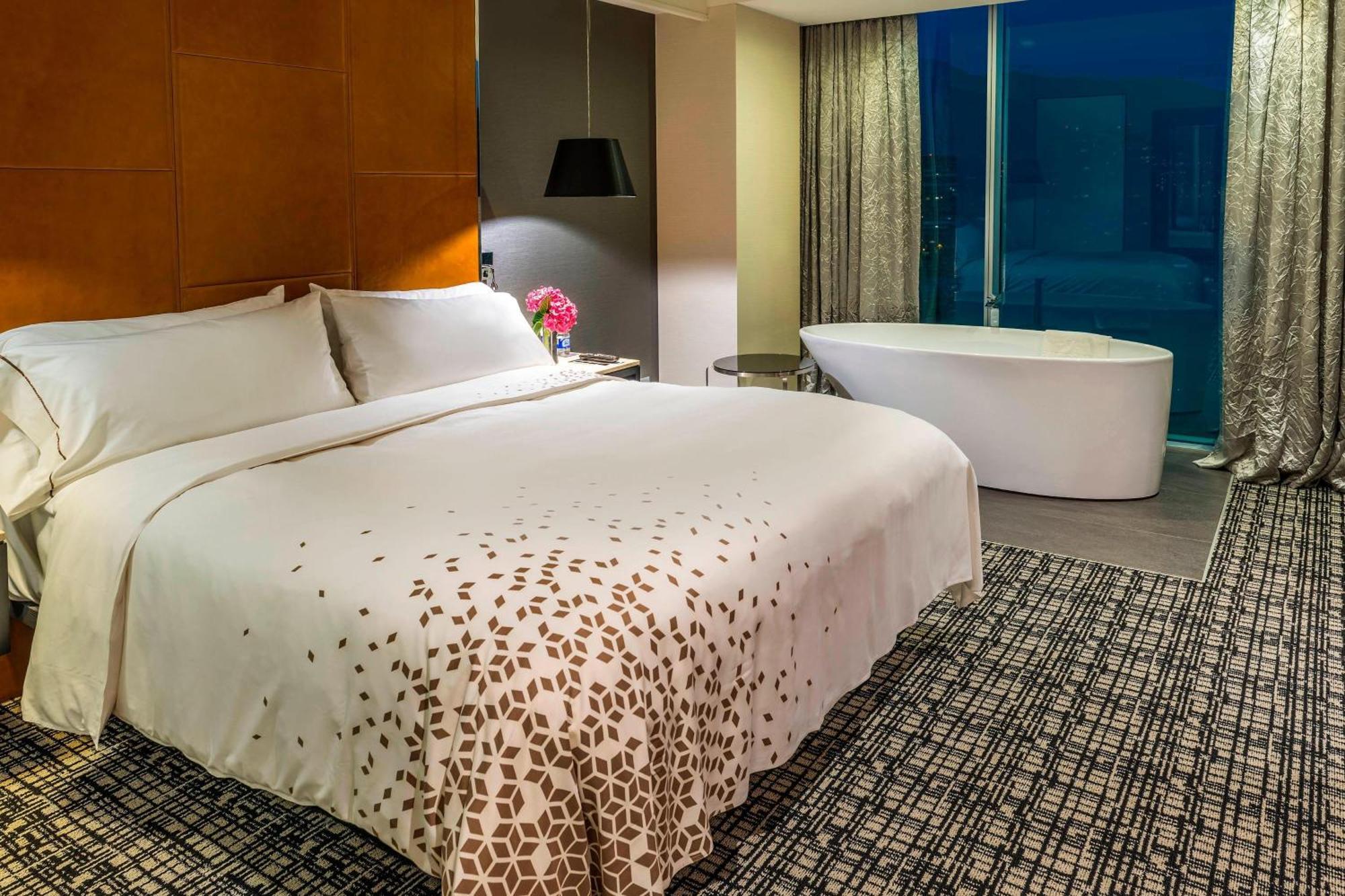 Hotel Renaissance By Marriott 5*