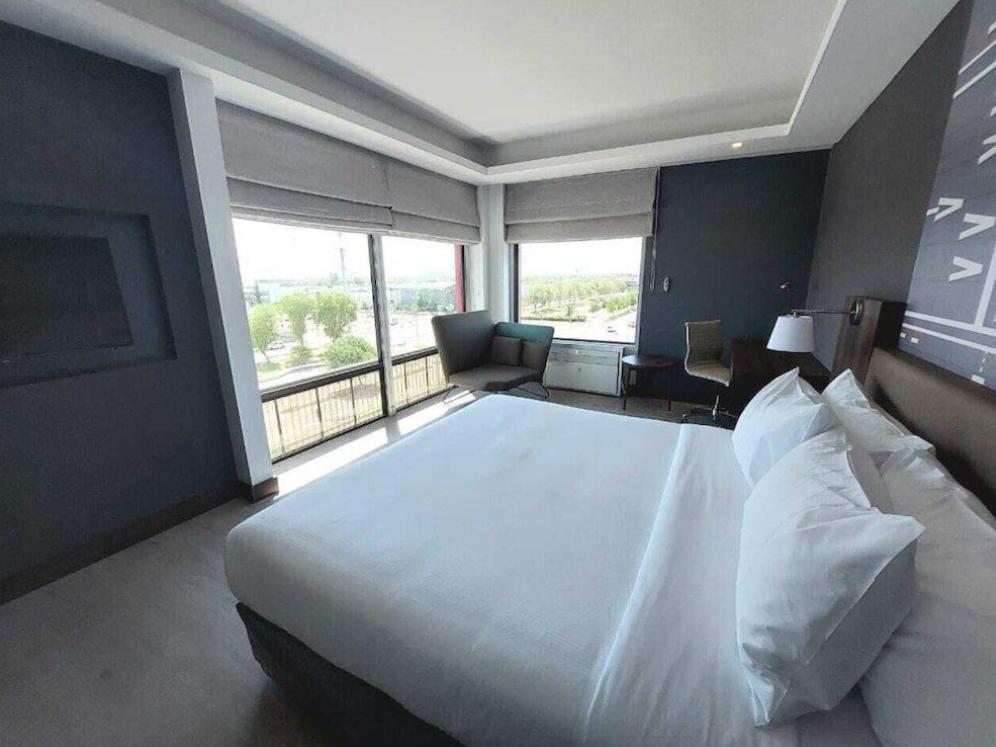 Courtyard By Marriott Airport