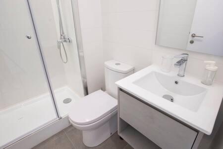 Hom I Moderno Estudio Junto Al Metro Republica Santiago