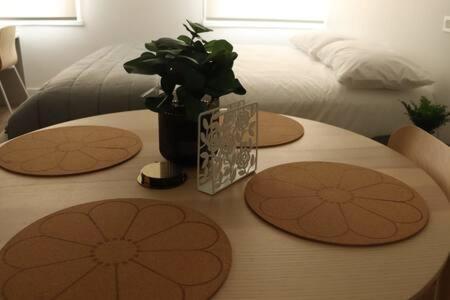 Hom I Moderno Estudio Junto Al Metro Republica Santiago