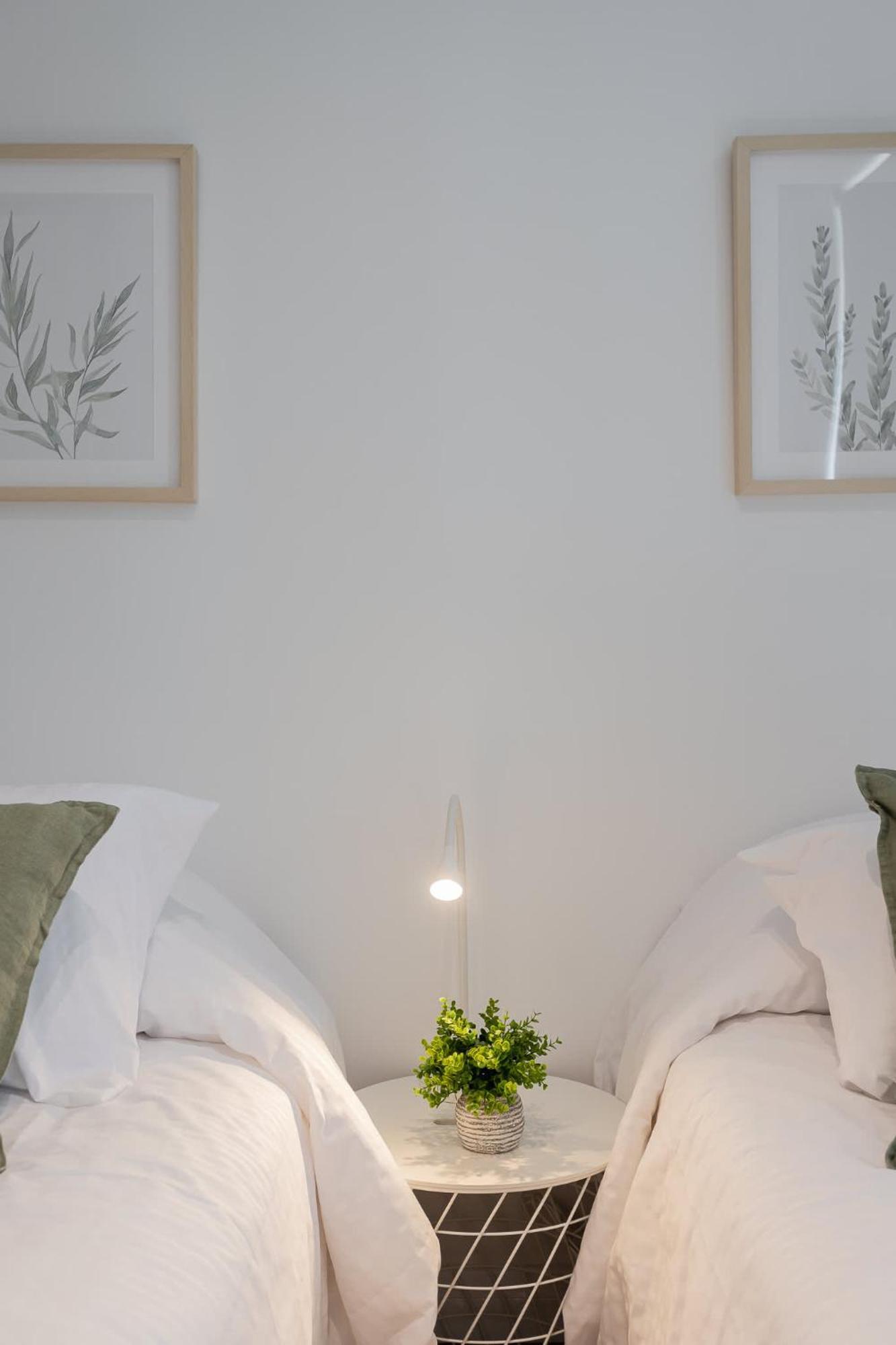 Located In The Area Of Condes 2br2ba Apartment *