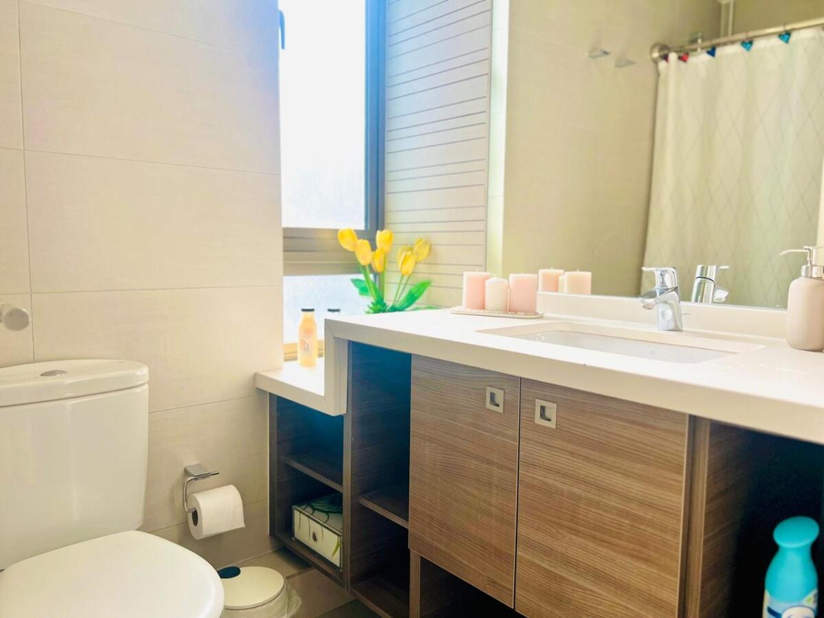 Amplio Depto Con Vista, Cercano A Parque Arauco Y Clinica Alemana Apartamento