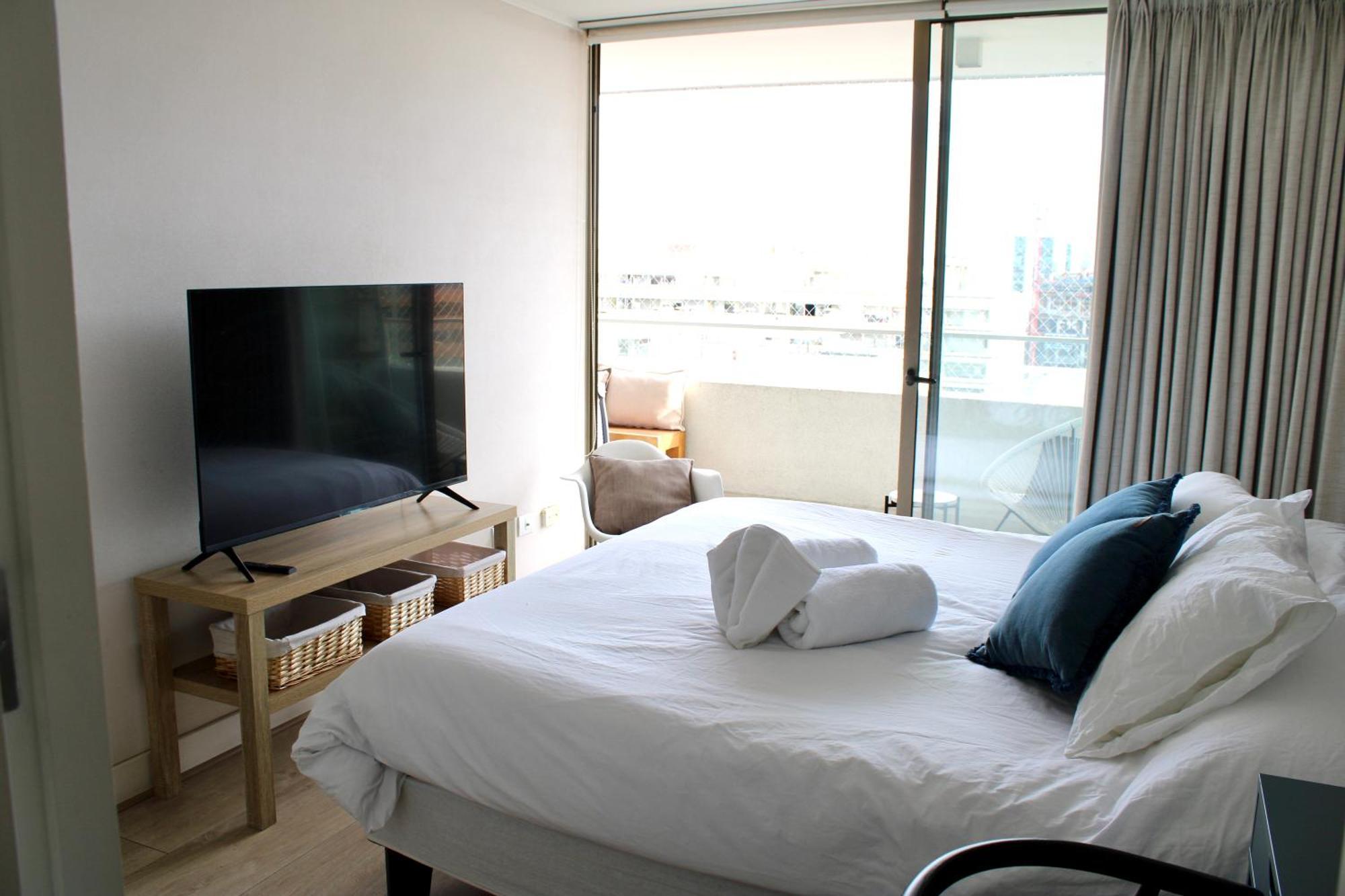 Mejor Ubicacion! Cerca A Mall Parque Arauco, Wifi, Balcon Apartamento *