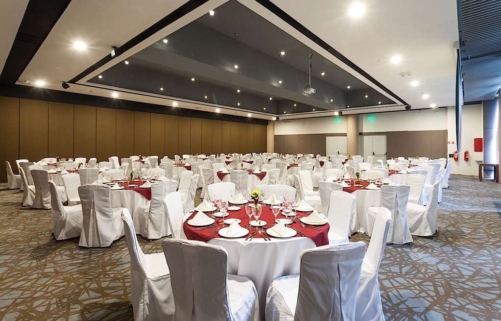 Hotel Courtyard By Marriott Airport