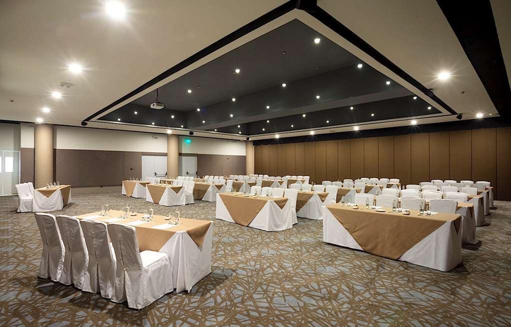 Courtyard By Marriott Airport Hotel