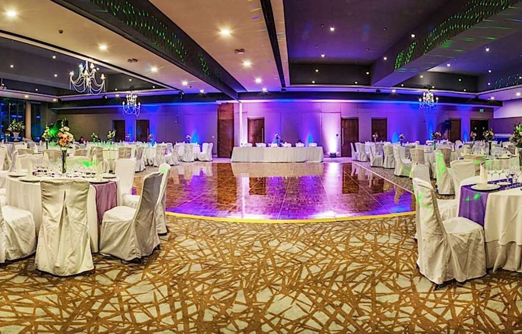 Courtyard By Marriott Airport