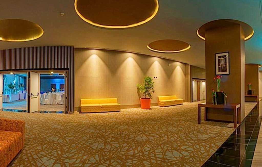 Hotel Courtyard By Marriott Airport