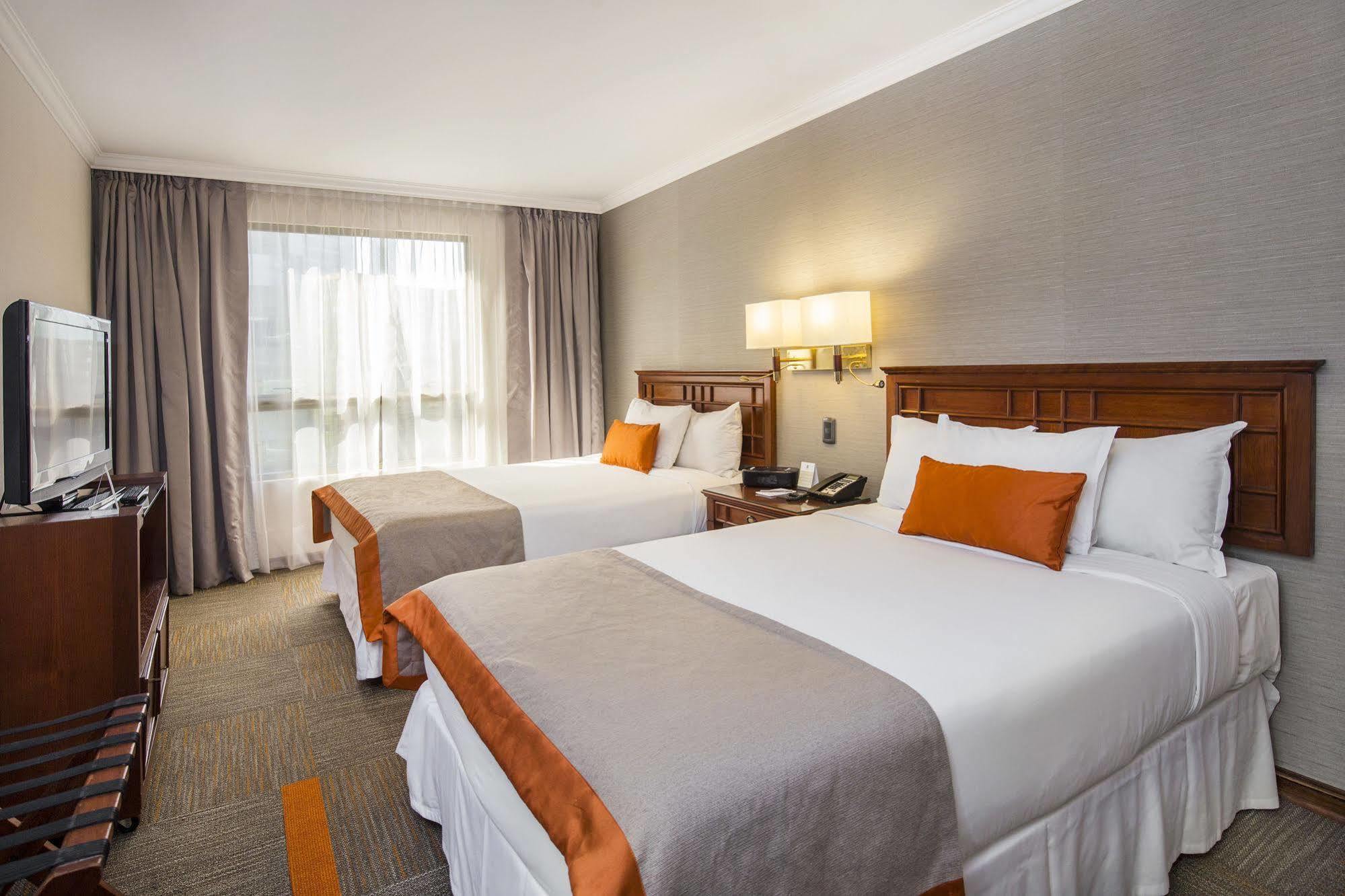 Khách sạn Plaza El Bosque Ebro 5*