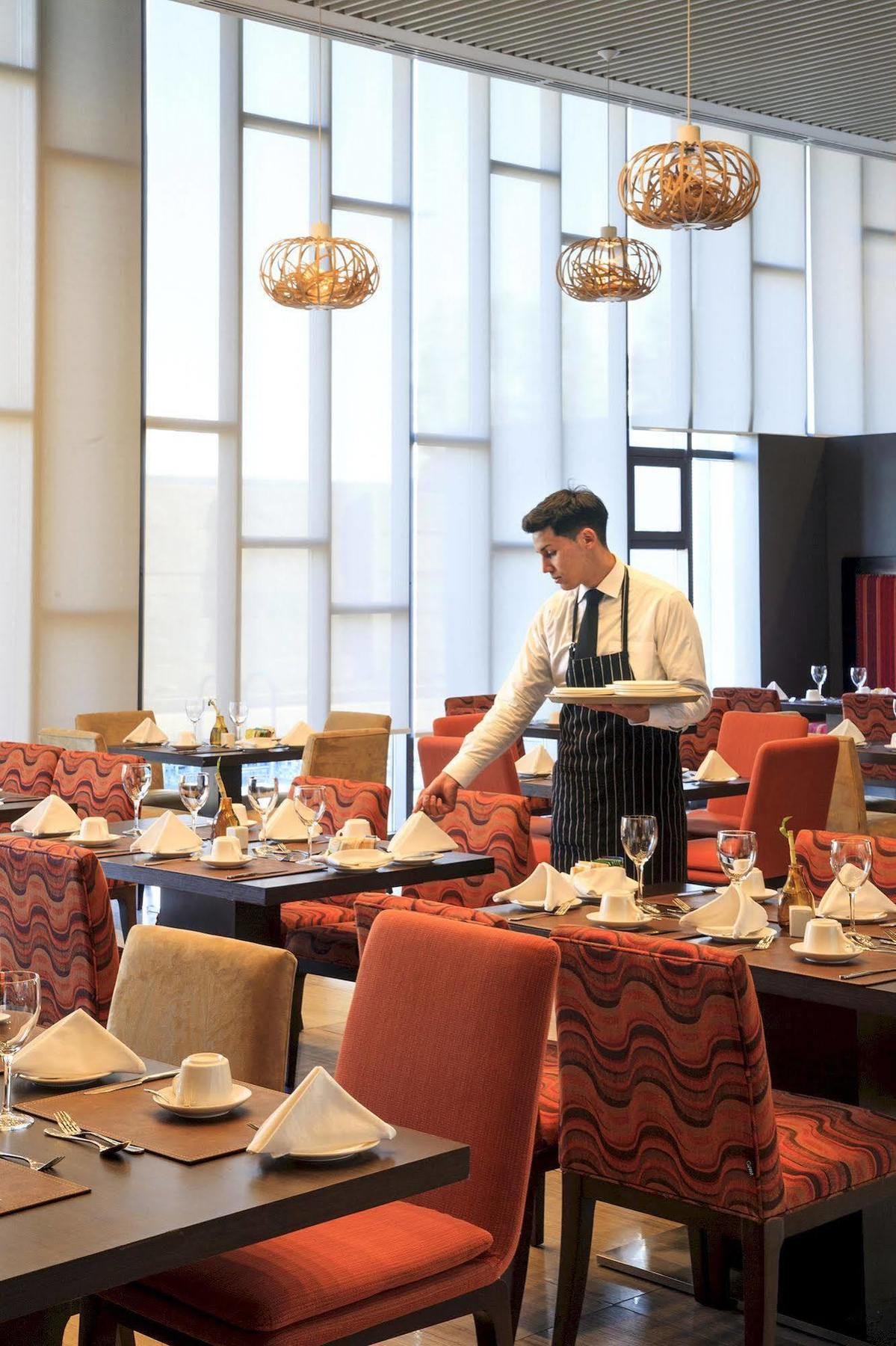 Courtyard By Marriott Airport Hotel
