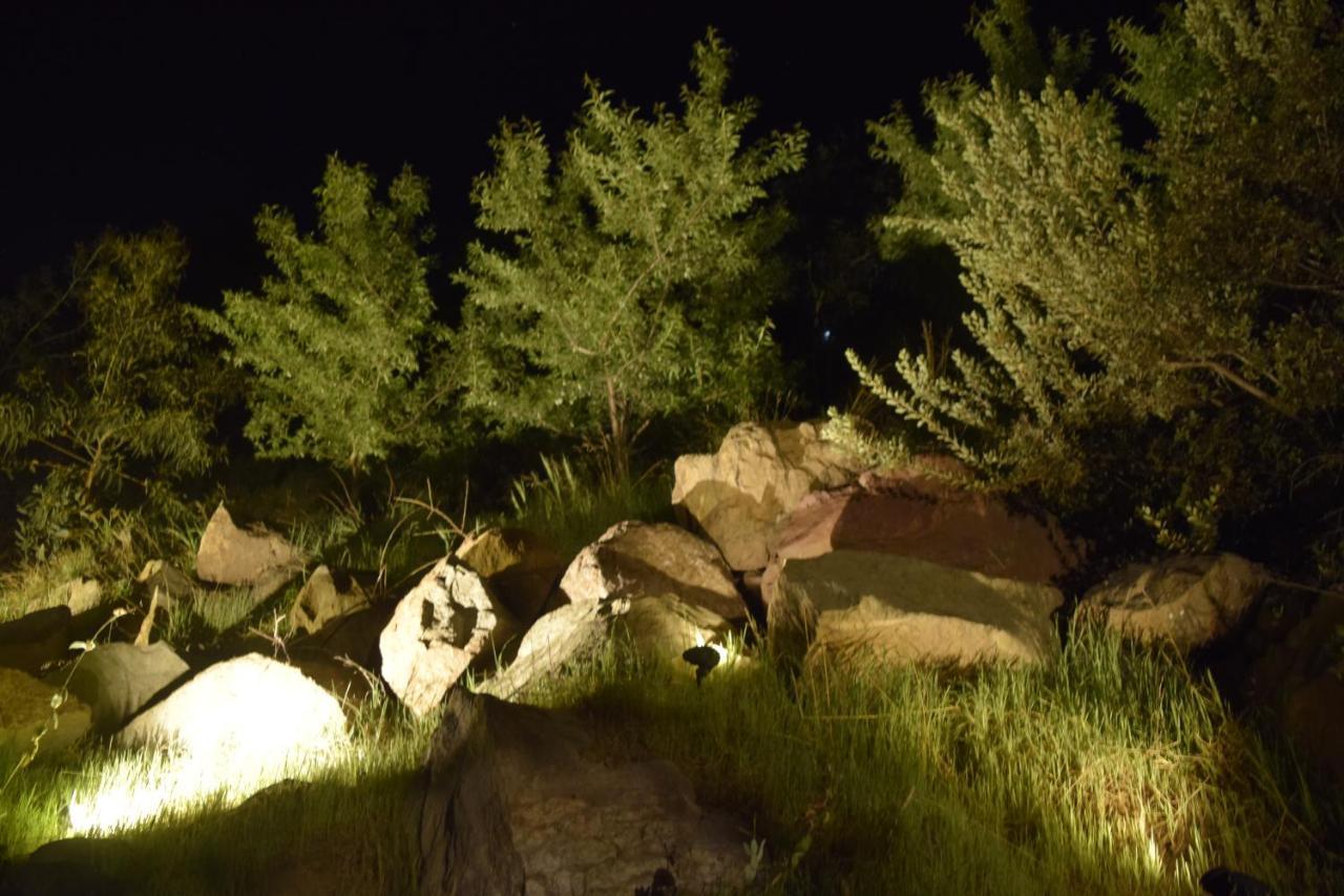 Casa De Piedra Entre Bosque Y Rio