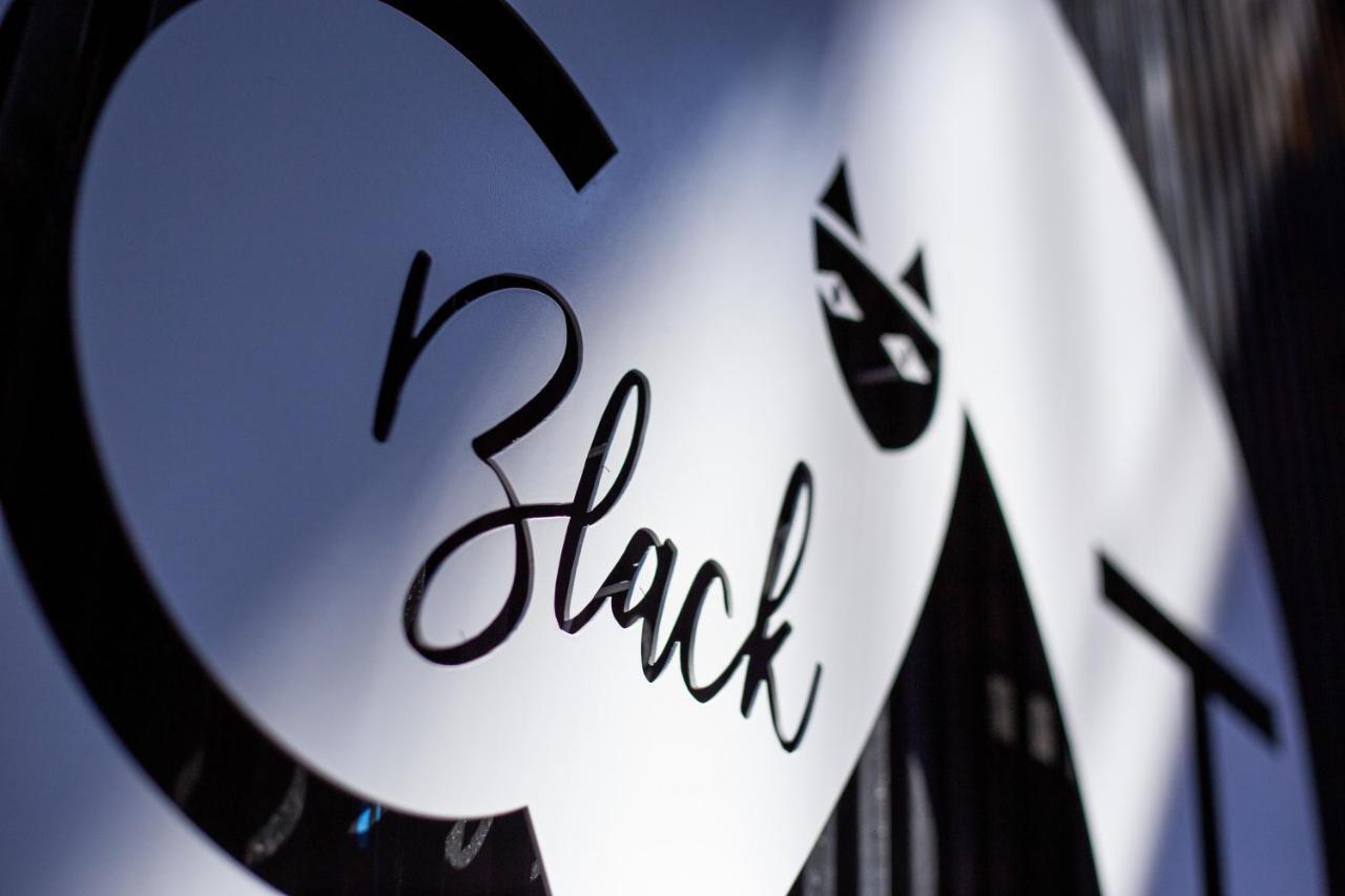 Boutique Black Cat 2*