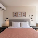 Light Gray Studio W/Parking & Wifi