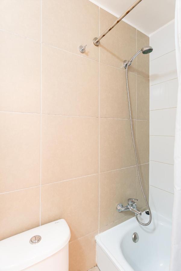 Urban Red 2br W/ Wifi, Tv, Pool & Gym Apartment *