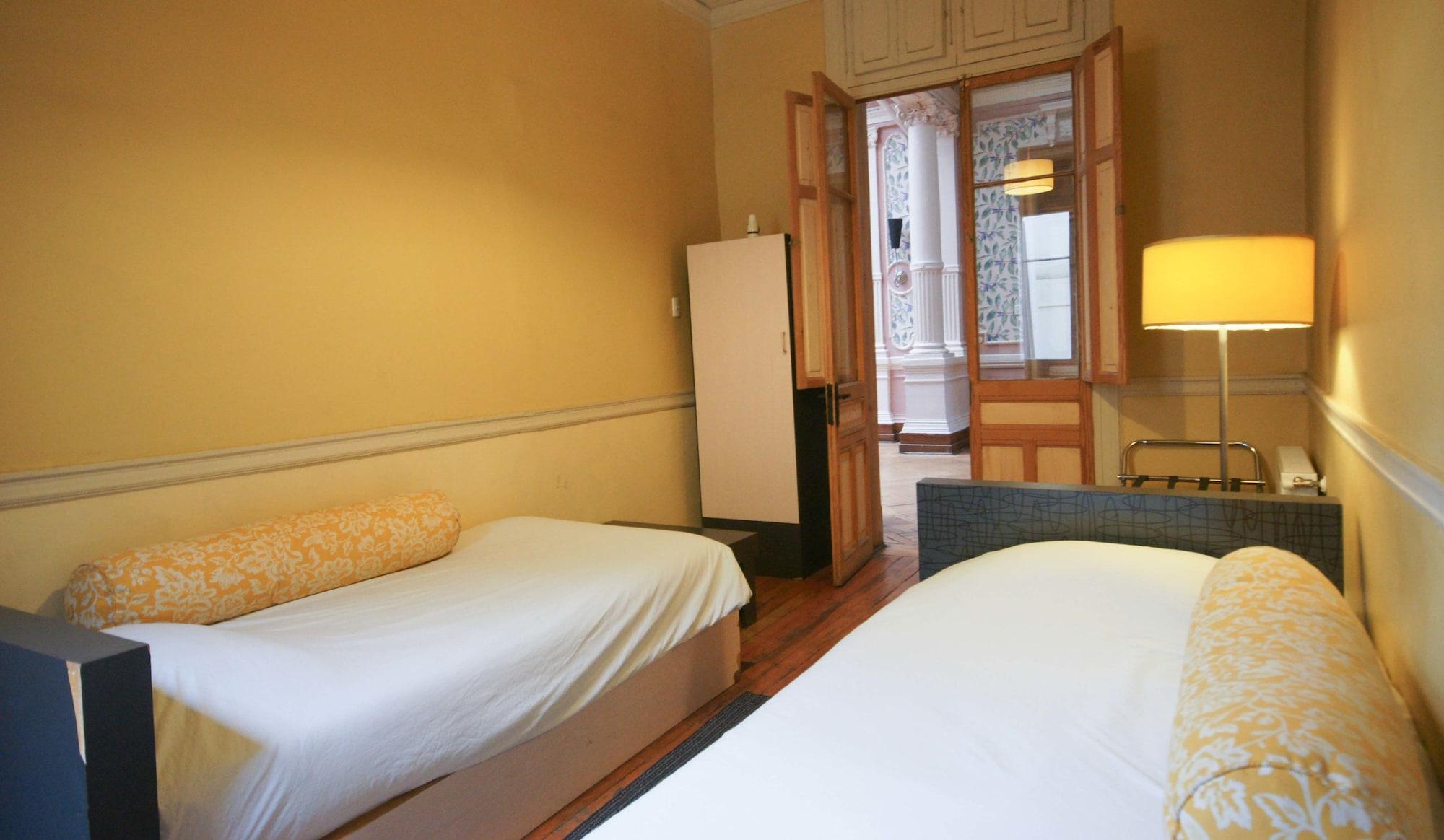 Happy House Hostel *