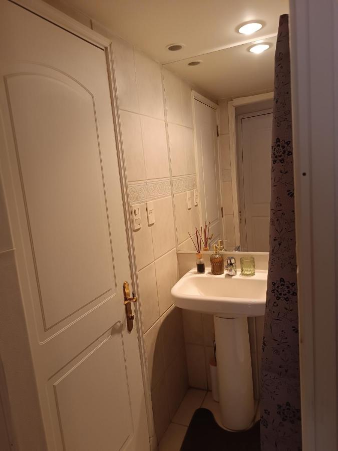 Privada Con Bano Y Television * Santiago