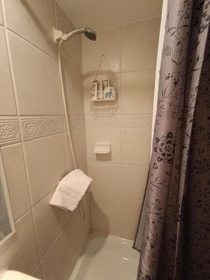Ở trọ Privada Con Bano Y Television