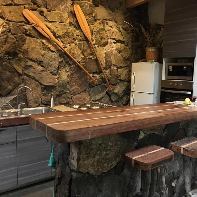Iluminada Casa De Piedra Entre Bosque Y Rio Сasa de vacaciones *