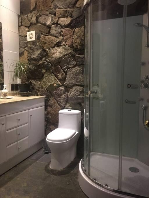 Сasa de vacaciones Iluminada Casa De Piedra Entre Bosque Y Rio *
