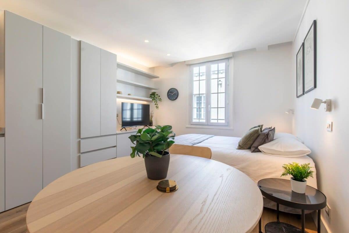 Hom I A Estrenar En Edif Cultural De Apartment
